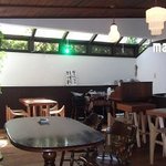 湯島食堂 - 明るい店内