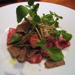 宮崎牛“いちぼ”のカルパッチョ　サマートリュフと黒いちぢく添え
