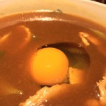 味奈登庵 - 最初に玉子を丼の底へ。
      ほどよく温められて、黄身トロットロ