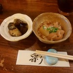 多幸福禅 - お通しのナス炒り煮&モツ大根。この時点でやべー店だと確信したね（ば