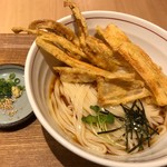 Noko udon - ◆ごぼう天ぶっかけ（550円・税別）を。 生姜とお葱、胡麻が添えられています。