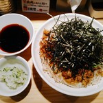 らー油肉つけうどんの南哲 - らー油肉つけうどん(800g)は１０５０円。今日は麺を200g増しにしてみました。+１５０円。鬼おろし(１００円)には大根の葉も入っています。