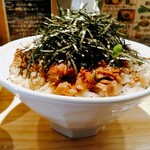 らー油肉つけうどんの南哲 - キロ盛りになると直径22cmの大きな丼にいっぱいのうどん。