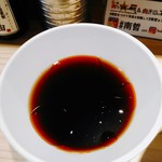 らー油肉つけうどんの南哲 - 風味重視のらー油入り鰹出汁×かえしなつけ汁。