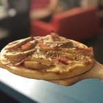 Danran - ベーコンポテトピザ  自家製ピザソースが自慢の一品