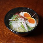 Kushi Yaki Sumairu - 自家製 白湯ラーメン
                      鶏ガラなどを煮込んでつくるオリジナル白湯スープ。とっても濃厚な「こだわり卵」の半熟卵も人気。