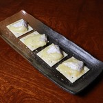 Kushi Yaki Sumairu - 炭火焼カマンベール
                      口のなかでとろける香ばしいカマンベール。はちみつをかけて、ほんのり甘くスナック感覚でお楽しみください。