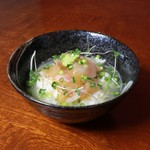 Kushi Yaki Sumairu - 鯛茶漬け
                      当日にさばいた新鮮な鯛のみを使用するため、くせがなくぷりっぷり！締めの一杯はさっぱり味で。