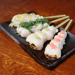 Kushi Yaki Sumairu - ささみ串
                      自慢の串は、鳥取の銘柄鶏"大山鶏"。部位や特徴に合わせて焼き方や味付けもひと工夫しています。