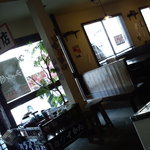 天砲ラーメン - 店内はｶｳﾝﾀｰ、ﾃｰﾌﾞﾙ席、小上がりの座敷と全部揃った構成