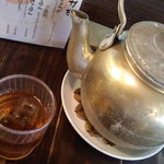 天砲ラーメン - お冷はお茶で、ヤカンをサーバーにしてる所が簡素で良い感じ♪