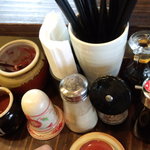 天砲ラーメン - 卓上には唐辛子味噌、紅ｼｮｳｶﾞ、ｺﾞﾏ、ｺｼｮｳ、ﾗｰﾒﾝﾀﾚ（?）があった