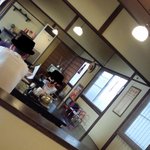 天砲ラーメン - 内装は純和風で、土色と木目基調の暖色系のやわらかい雰囲気