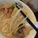 細麺ｽﾄﾚｰﾄで、ｴｯｼﾞの削れた感じのｽｸｴｱ断面、加水率は中低ｸﾗｽ。