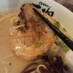 ﾁｬｰｼｭｰは巻き豚ﾊﾞﾗ肉で、炙りが入り香ばしい燻香が付与。