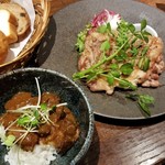 オールド マンハッタン - 桜姫鶏グリルステーキ＋和牛すじ煮込みカレー