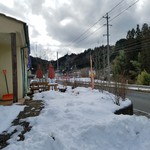 Komichi no kekiya san Mako - 山の中なので雪が結構残ってました（２月）