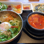 韓美膳 - 「温玉ピビンパプ」と「チーズスンドゥブ」のセット。
            チャプチェ風サラダ＆チヂミ付き。