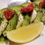 イタリアンカジュアルダイニング何駄感駄 - アボカドとモッツァレラのバジル風味