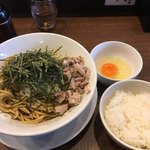 中華そば まるたけ - 油そば(ニボアブラ)大700えん 蔵王滋養卵のたまごかけごはん160えん