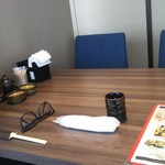 北海道食市場 丸海屋 - ４人掛けの個室テーブルに案内していただきました。