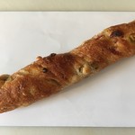 ル フィアージュ - フランスパン生地のチーズが入ったパン 216円