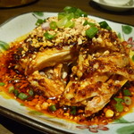 Dragon-i - 香り豊かな山椒やスパイス、砕いたナッツやラー油が鶏にからむ、四川麻辣口水鶏RM20.0（560円）