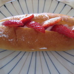 パン処 とと屋 - いちごコッペ？