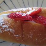 パン処 とと屋 - いちごコッペ、アップ