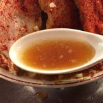 Ramen Kirari - 汁はいつもの醤二郎。
                        
                        甘みもある醤油効いた豚ベースの汁。
                        
                        やっぱり美味いな。
                        
                        何もマシしなければ、スッキリ美味しい醤油ラーメンだろうな。
                        
                        そう！二郎は普通に美味しいラーメンですから。
                        
                        
                        