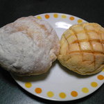 ANDERSEN - ハイジの白パン[140円](左)、メロンパン[150円](右)