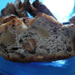 フール・ドゥ・アッシュ - マカダミアナッツ入りのパン　断面