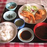 Bistro 洋食びわ - ヒレカツとエビフライ定食（1350円）