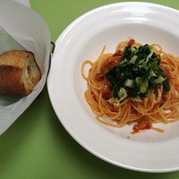 ラ・クチネッラ・ディ・ヤマモト - 黒豚ラグーのトマトソースパスタ古座川野菜乗せ、ゴロリと大きなバゲット