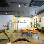 cafe OGU1 - 店内のテーブル席の風景です