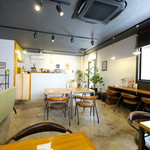 cafe OGU1 - 店内のテーブル席の風景です
