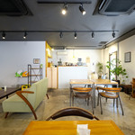 cafe OGU1 - 店内のテーブル席の風景です