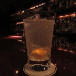 バースカーレット - ラムトニック(檸檬はメイヤー)