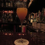 バースカーレット - シャンパンと生のパッションフルーツと清美オレンジのカクテル、グラスはバレリーナ