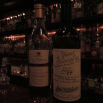 バースカーレット - コニャックとリキュールのボトル