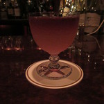 バースカーレット - コニャックとパイナップルのカクテルの上にビンテージ葡萄リキュールを浮かべて