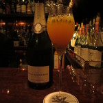 バースカーレット - 生のパッションフルーツとシャンパンのカクテル