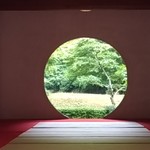 大石 - 名月院の丸窓