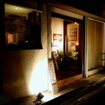 和彩厨房 KATURA - 闇夜に光るシンプルな外観。