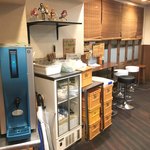 ラーメン荘 歴史を刻め - 店内 (セルフコーナー)