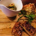 Bar FRANKY FIZZ - 燻製のチーズ、オリーブ、ポテサラ
