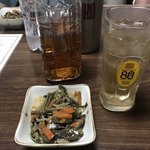 Izakaya Tsukushi - お通し／山菜煮物、角瓶&ソーダ