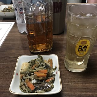 居酒屋 つくし - 料理写真:お通し／山菜煮物、角瓶&ソーダ