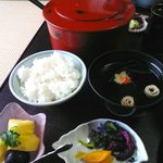 リゾートヒルズ豊浜 蒼空の風 - ご飯、お漬物、お吸い物、フルーツ