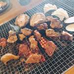 ろばたやき山ろく - 炭と煙で燻され